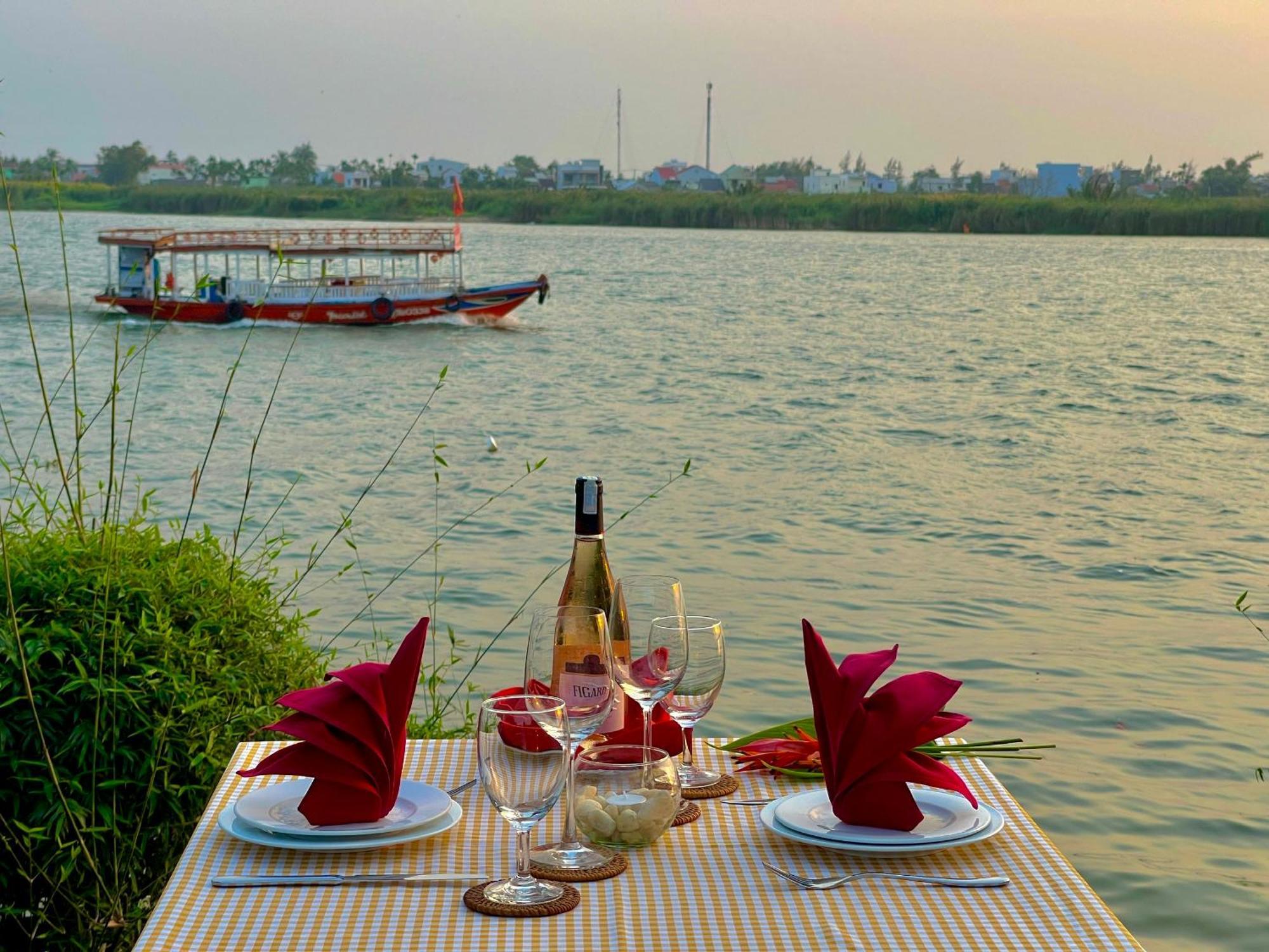 Bel Marina Hoi An Resort Exteriér fotografie Sunset at the river