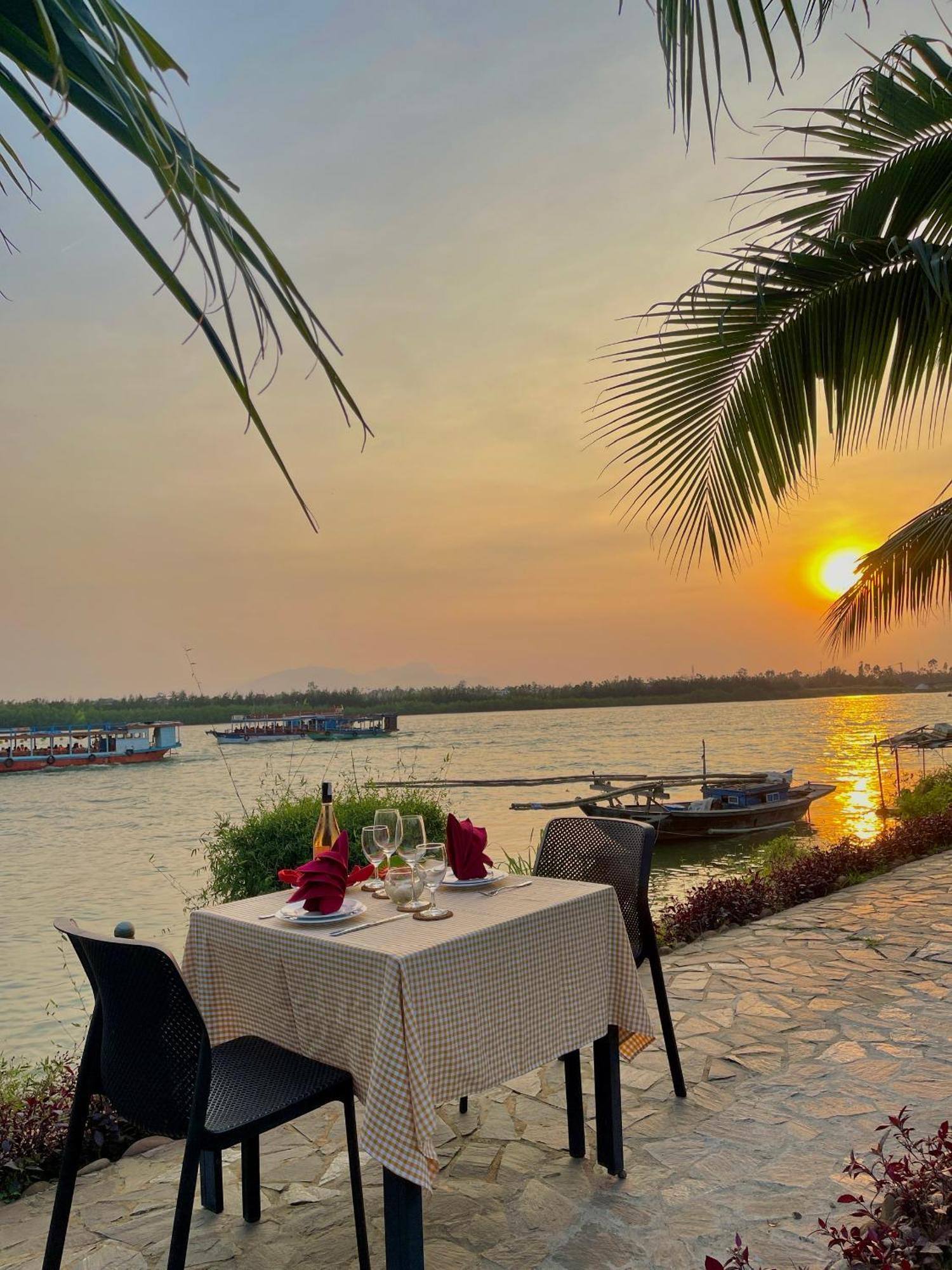 Bel Marina Hoi An Resort Exteriér fotografie Sunset at the Riverine Restaurant