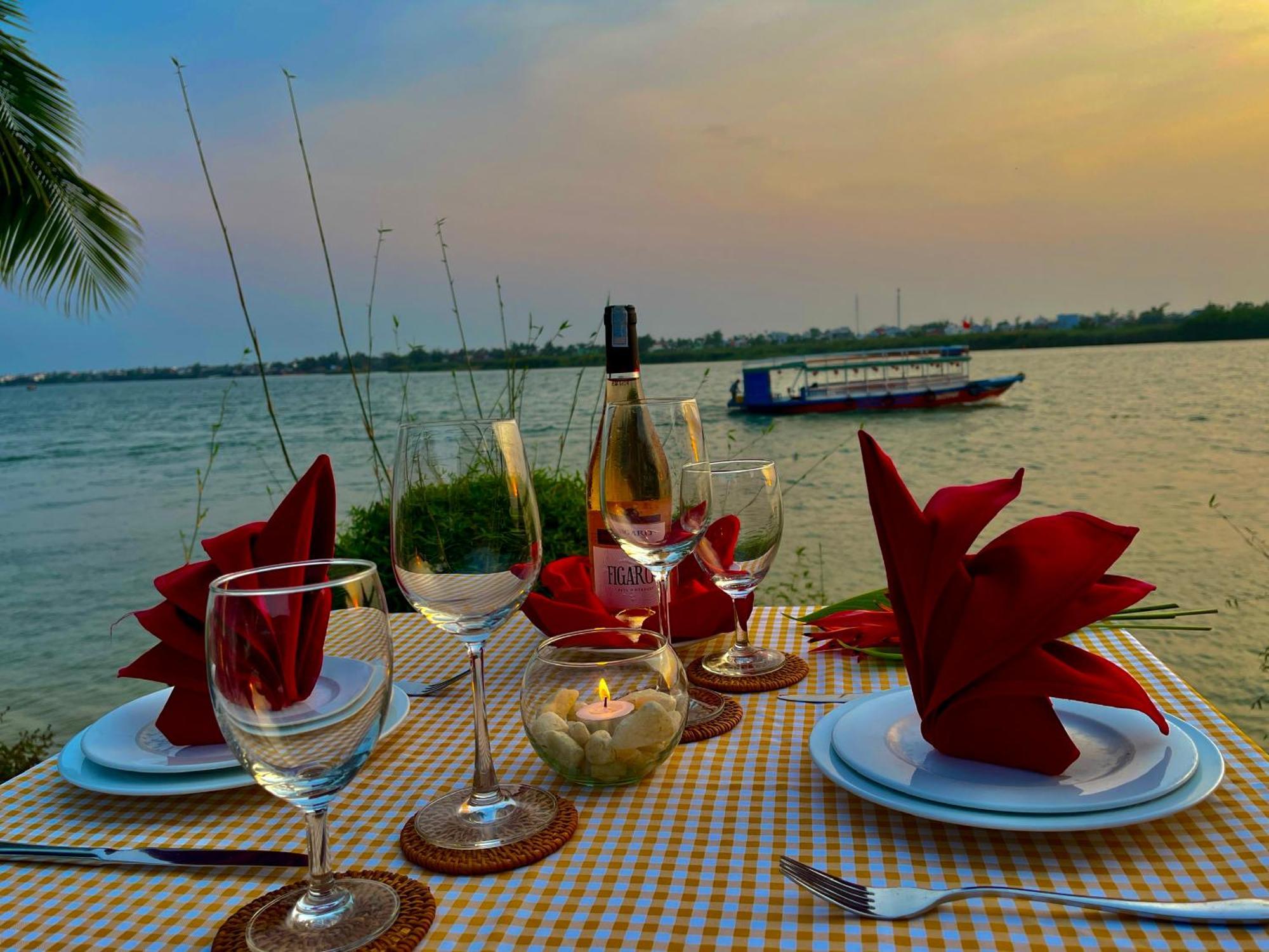 Bel Marina Hoi An Resort Exteriér fotografie Sunset dinner at the beach