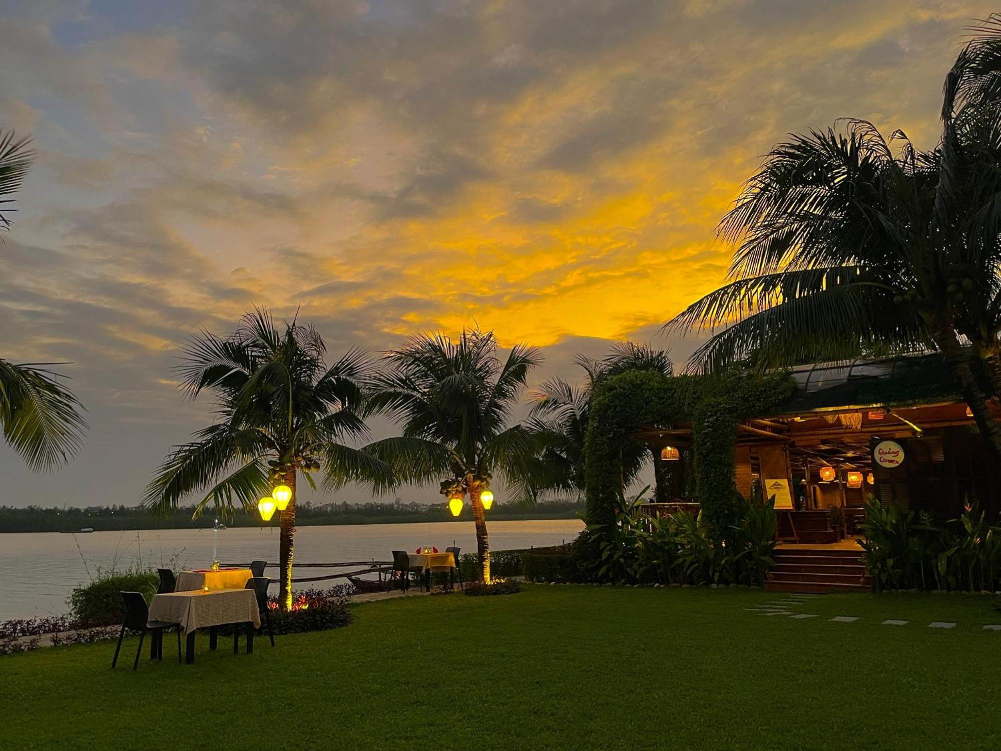 Bel Marina Hoi An Resort Exteriér fotografie Sunset at the Riverview Bar