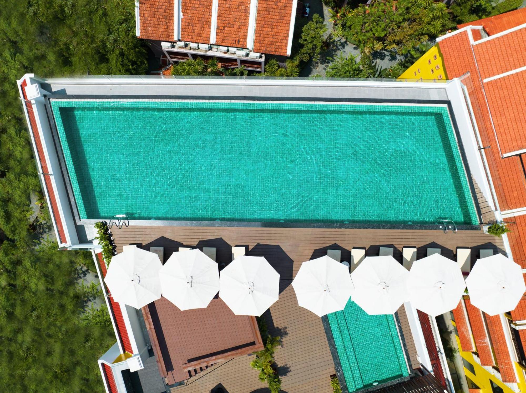 Bel Marina Hoi An Resort Exteriér fotografie Aerial view of a rooftop pool