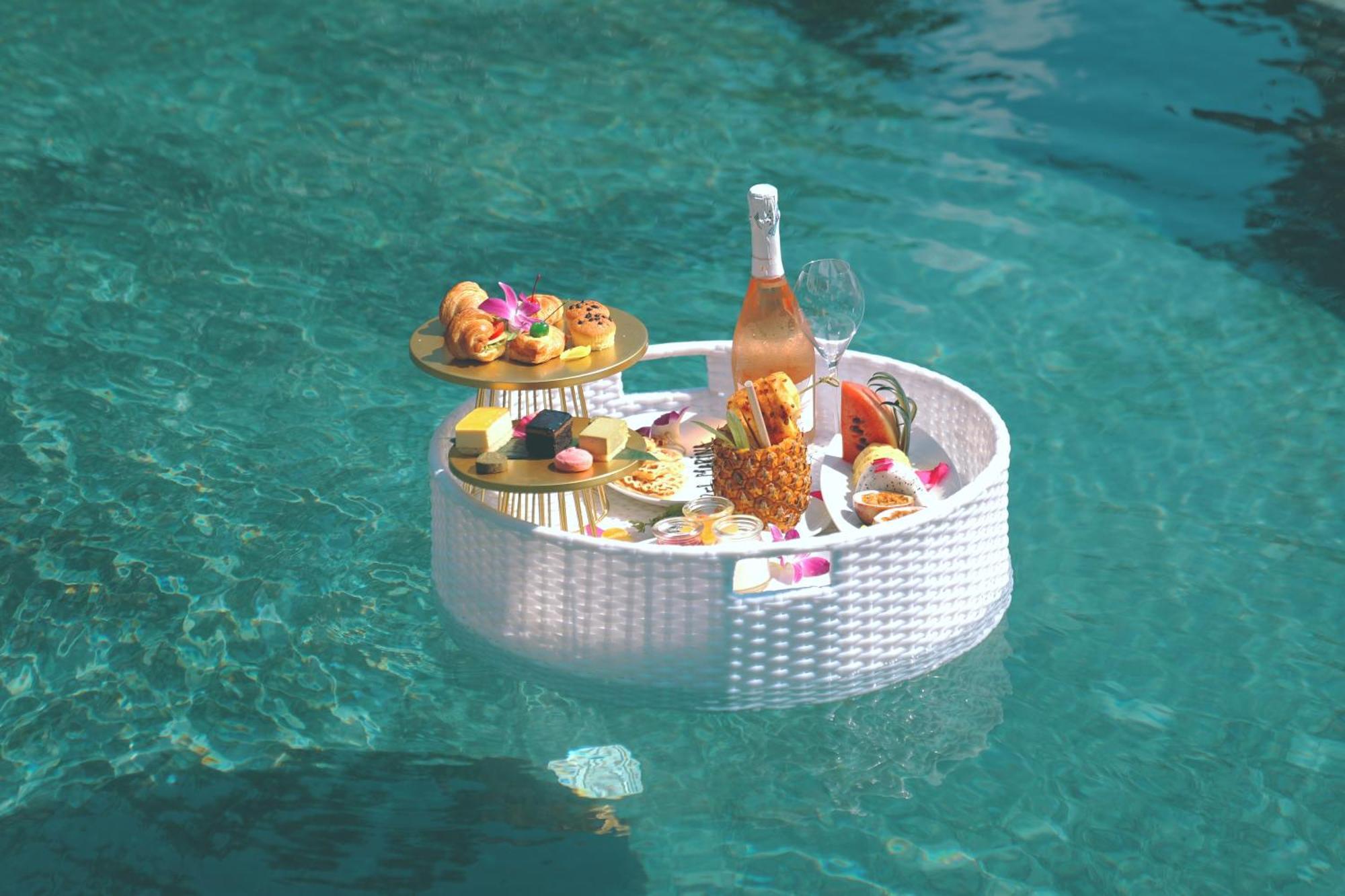 Bel Marina Hoi An Resort Exteriér fotografie A floating poolside bar